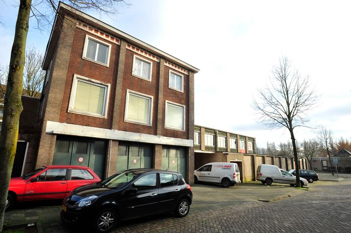 Fabrikantenwoning met daarnaast kartonnagefabriek Gebr. Donders, aan de kant van de Rode Brugstraat (2013).