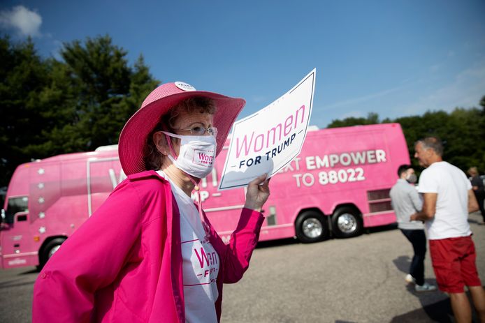 De roze bus van 'Women for Trump' die vrouwelijke kiezers moet lokken