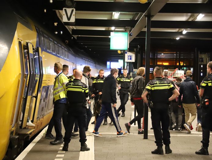 Politie bij de trein die werd stilgelegd bij Hollands Spoor.