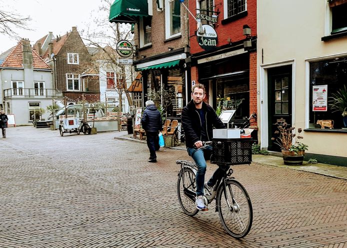 Jon Cornelese sleept dozen vol flessen van huis naar de Oude Jan en andersom.