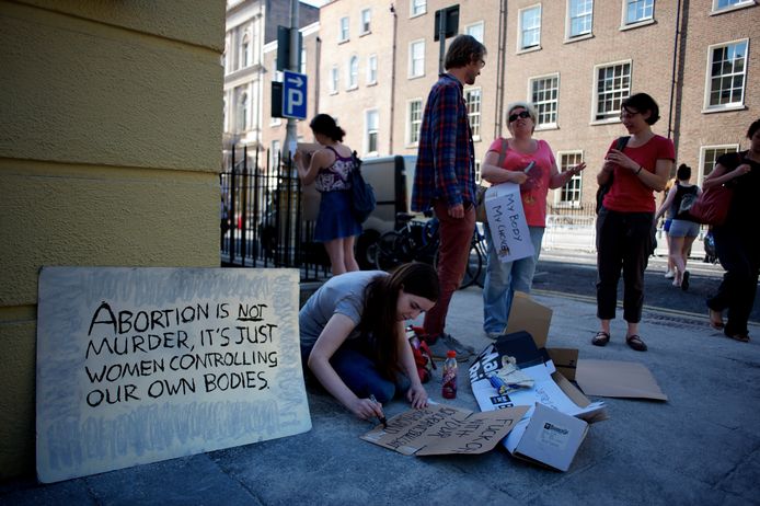 Archiefbeeld - Pro-choice en pro-lifedemonstranten (Dublin, 2013). De wetgeving in Ierland was even streng, maar vorige maand stemde een meerderheid van de Ieren in met een legalisering van abortus.