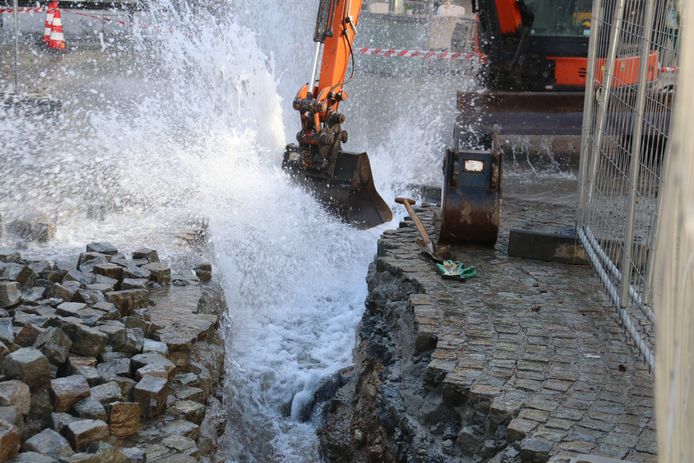 Het water spoot meters hoog nadat de waterleiding geraakt werd.