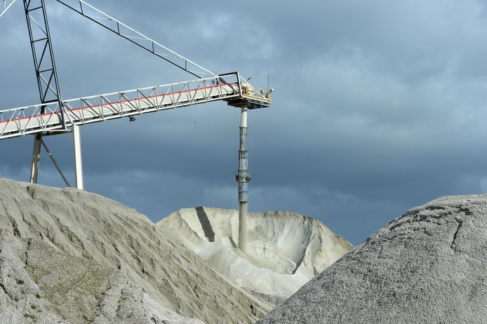 Il minerale di litio cade da uno scivolo in una miniera in Australia.