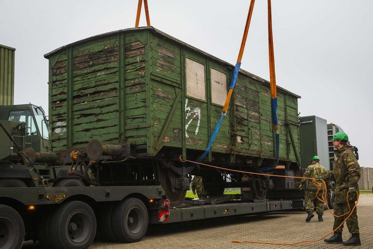 Een goederenwagon uit 1913 aangekocht door Herinneringscentrum Kamp Westerbork komt aan bij het defensiecomplex. Beeld anp