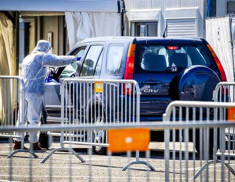 In Goirle is een drive-in huisartsenpost geopend waar patiënten met het coronavirus vanuit hun auto geholpen worden. Beeld EPA