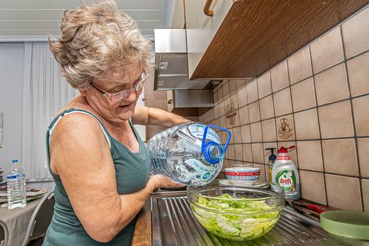 Hélène Debeyne wast haar salade met een fles nooddrinkwater.