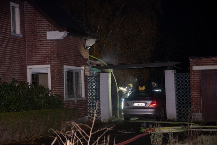 De achterbouw van een woning op Westremdries brandde volledig uit.