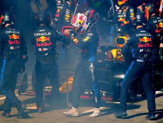 Race van Max Verstappen in Australië gaat al vroeg in rook op, Carlos Sainz profiteert maximaal van zeldzame uitvalbeurt