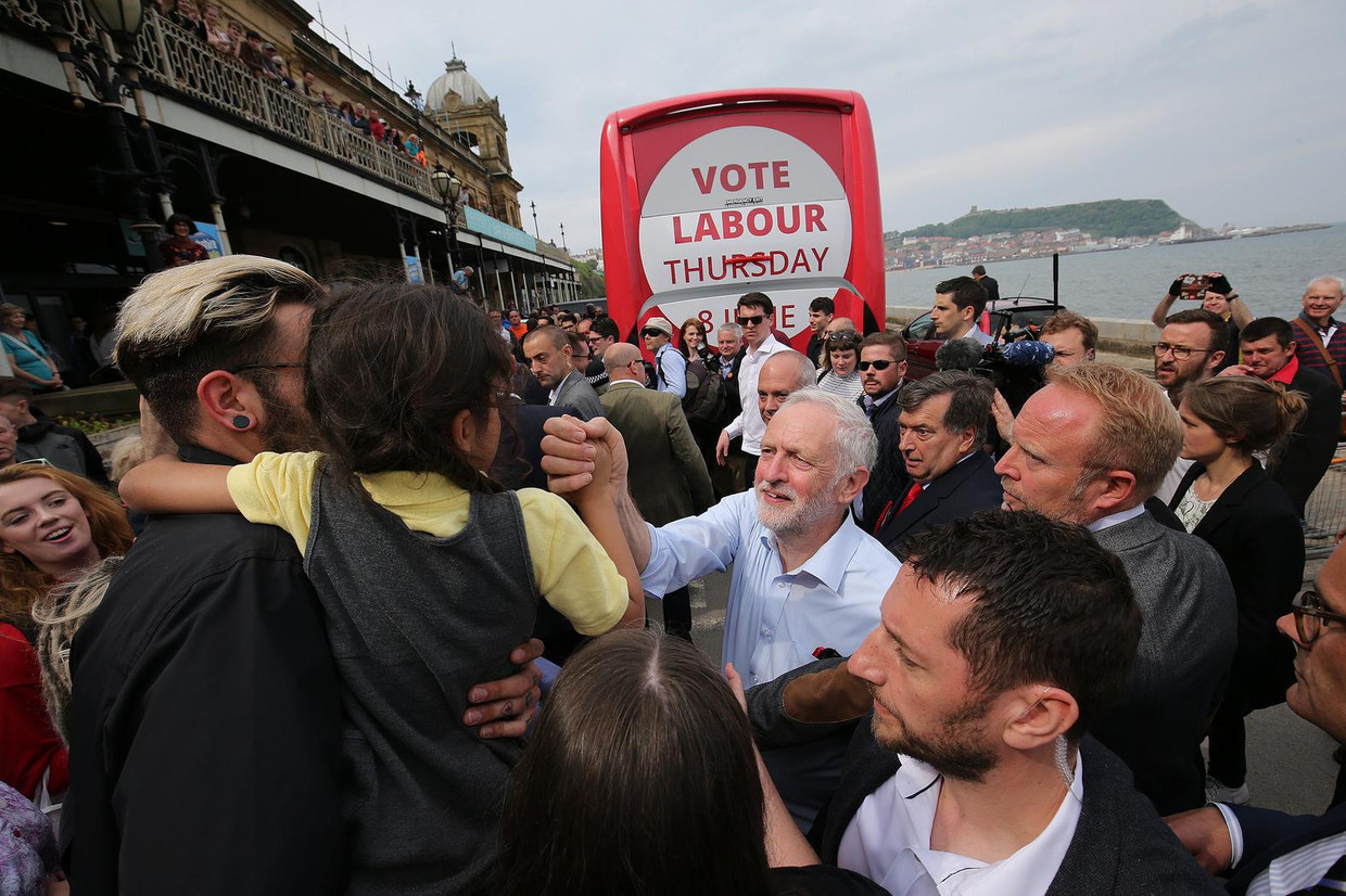 Corbyn met aanhangers in Scarborough, eind mei. Beeld EPA