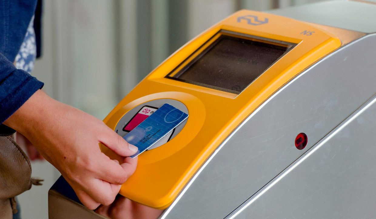 2014-07-29 07:46:49 WOERDEN - Een reiziger checkt in bij een toegangspoortje op het station in Woerden. Vanaf augustus zijn de OV-poortjes op dit station enkel met een ov-chipkaart te openen. ANP ROBIN VAN LONKHUIJSEN Beeld ANP