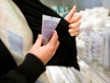 Vrouw wil met buit van ruim 900 euro ongezien naar buiten lopen bij Albert Heijn in Zutphen