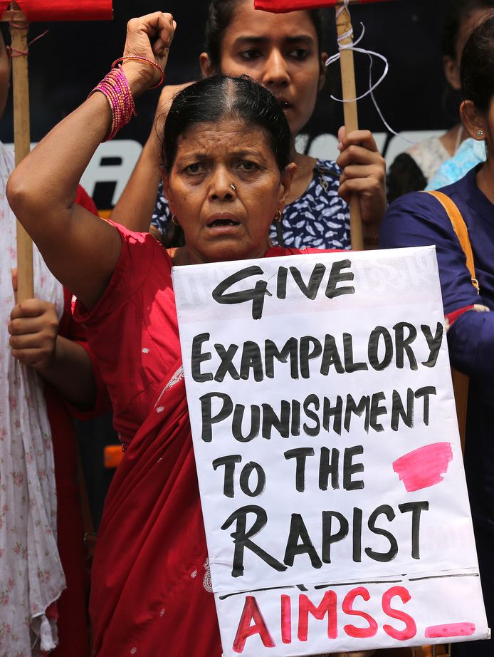Een Indiase vrouw betoogt in New Delhi na de verkrachting van het 8-jarige meisje.