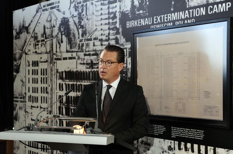 Kai Diekmann, uitgever van Bild, geeft in 2009 een speech na het in handen krijgen van de bouwplannen van Auschwitz. Beeld afp