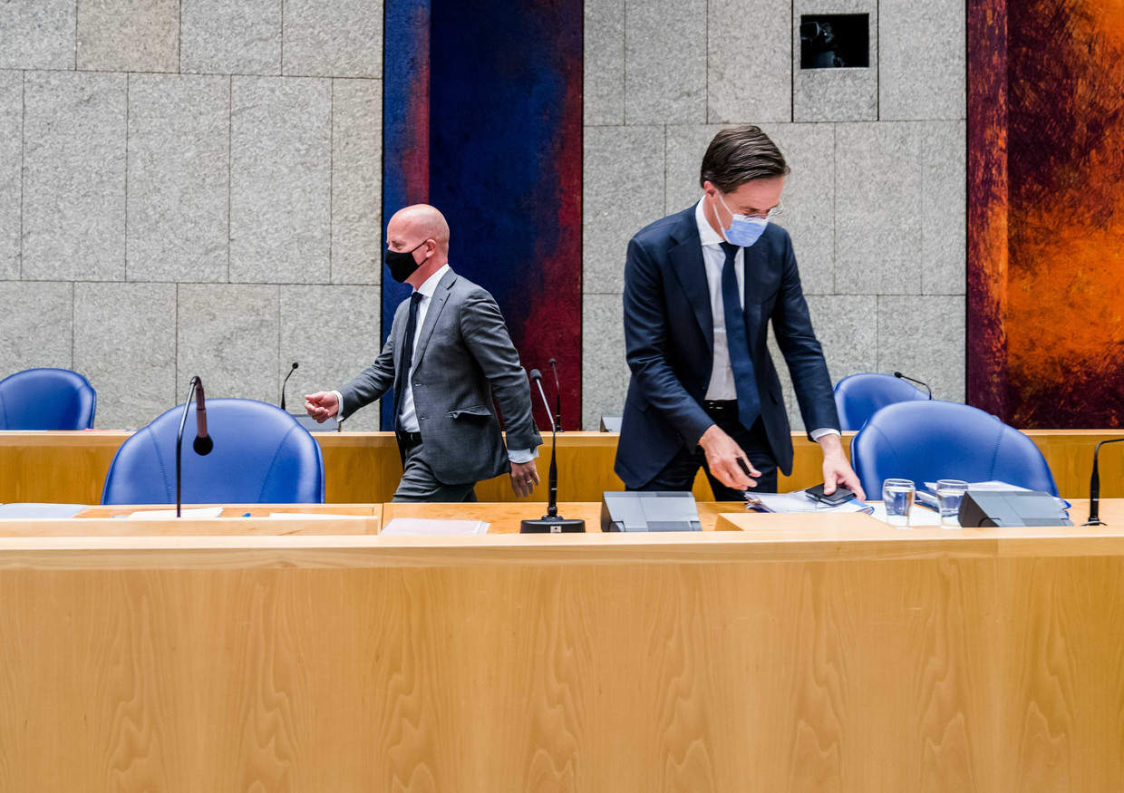 Demissionair staatssecretaris Raymond Knops van binnenlandse zaken en koninkrijksrelaties en demissionair premier Mark Rutte tijdens het Verantwoordingsdebat in de Tweede Kamer. Beeld ANP