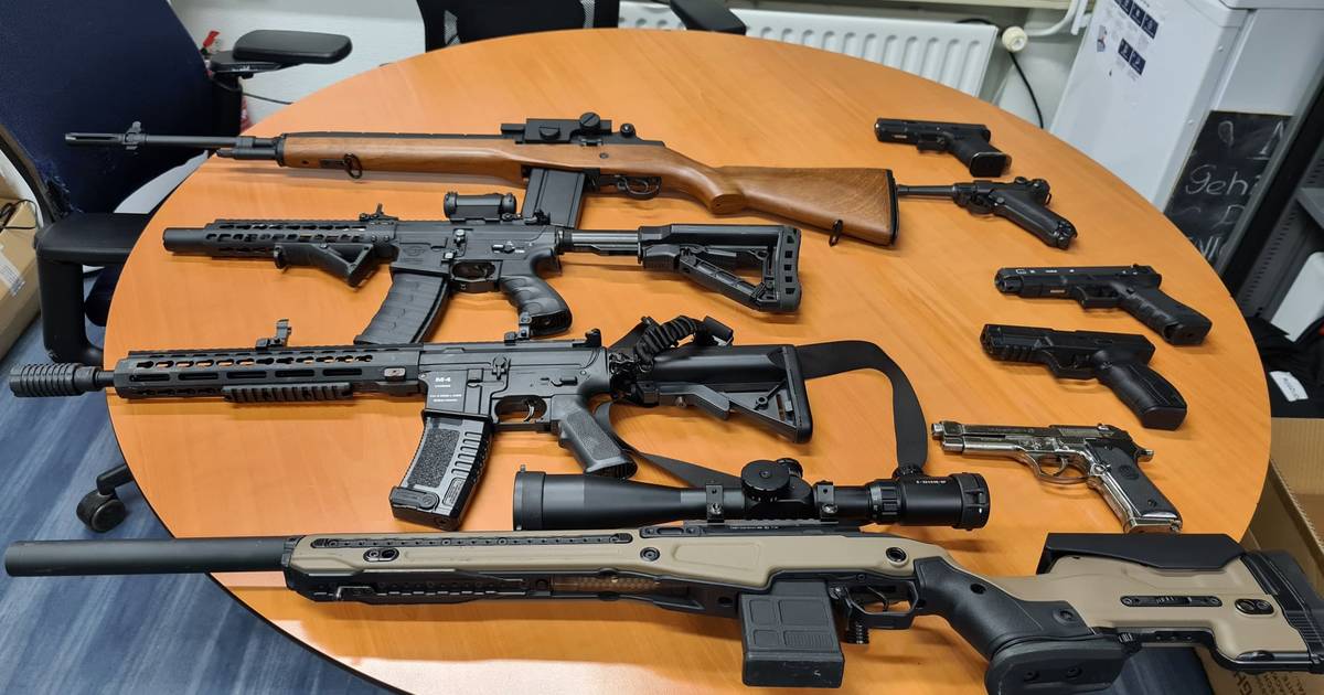 Airsoftwapens en 5 kilo illegaal vuurwerk gevonden in Kortgene - Provinciale Zeeuwse Courant