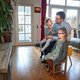 ‘Papa is aan het poepen’, zegt Nienke voor de webcam