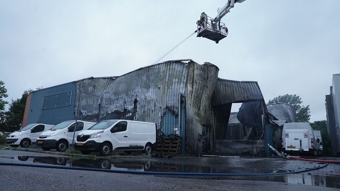 Het pand van het metaalbewerkingsbedrijf in Deventer is door de brand verwoest.
