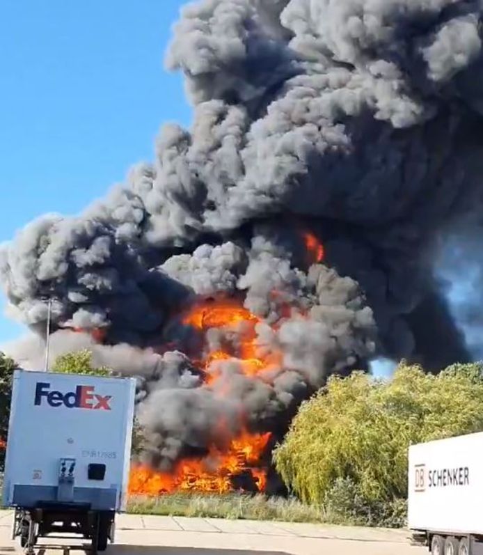 Beelden van de brand in Duiven van @ChanienwithCh op Twitter.