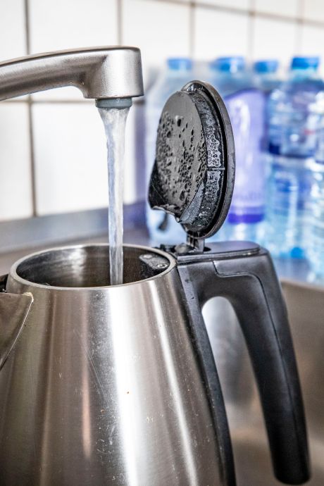 Drinkwaterprobleem 45.000 huishoudens duurt al vijf dagen en is nog niet opgelost: flessen kopen of doorkoken