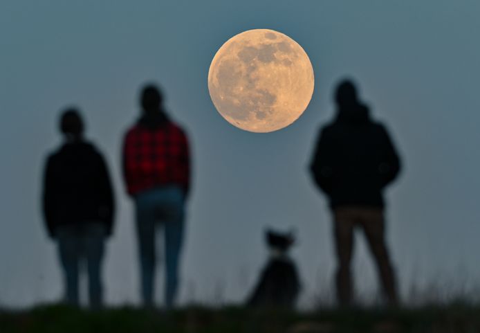 De maan boven Brandenburg, Duitsland.