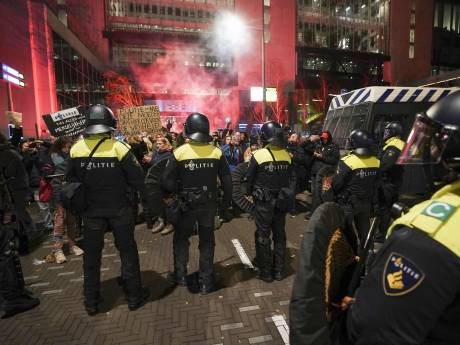 Les Pays-Bas annoncent des restrictions sanitaires “sévères”, des heurts éclatent entre manifestants et policiers
