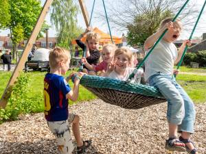 Nieuwe kabelbaan, schommels of een springkussen: speeltuinen in Middelburg zijn klaar voor het seizoen

