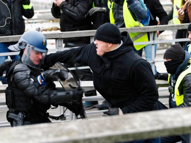 Bokser die Franse agenten te lijf ging tijdens protest ‘gele hesjes' verontschuldigt zich: “Ik heb slecht gereageerd”