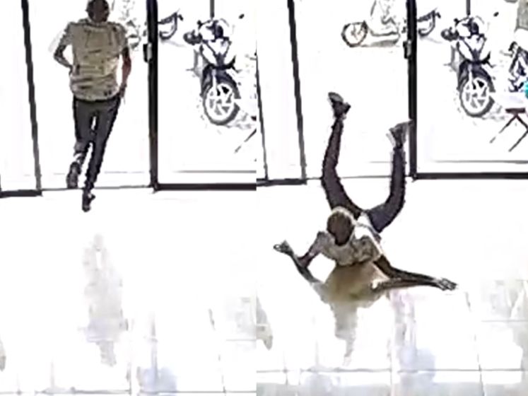 Kapper is net iets te gehaast en knalt tegen glazen deur