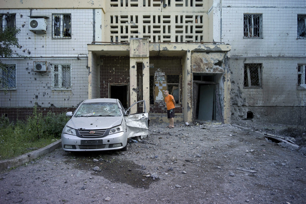 Beschadigde appartementen in Donetsk, nadat Oekraïense strijdkrachten met artillerie op de stad vuurde. Eén man kwam om. Beeld epa