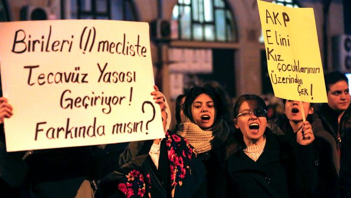 Vrouwen in Turkije protesteren tegen het omstreden voorstel