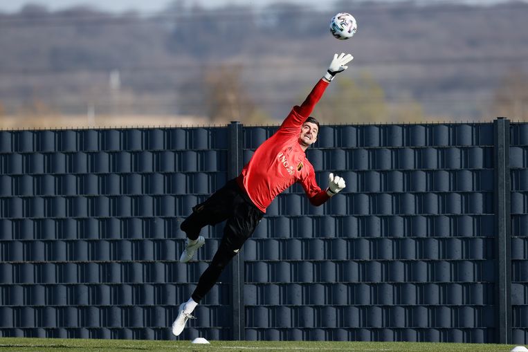 Thibaut Courtois duikt naar een hoge bal op training in Tubeke. Beeld BELGA