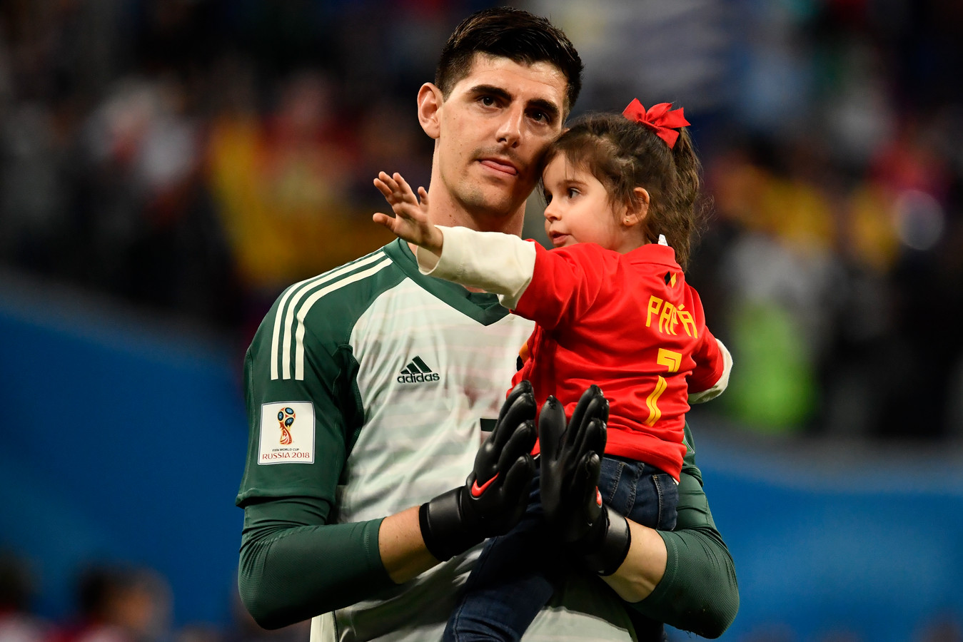 Thibaut Courtois met zijn dochtertje na de 1-0 nederlaag tegen Frankrijk in de halve finale.
