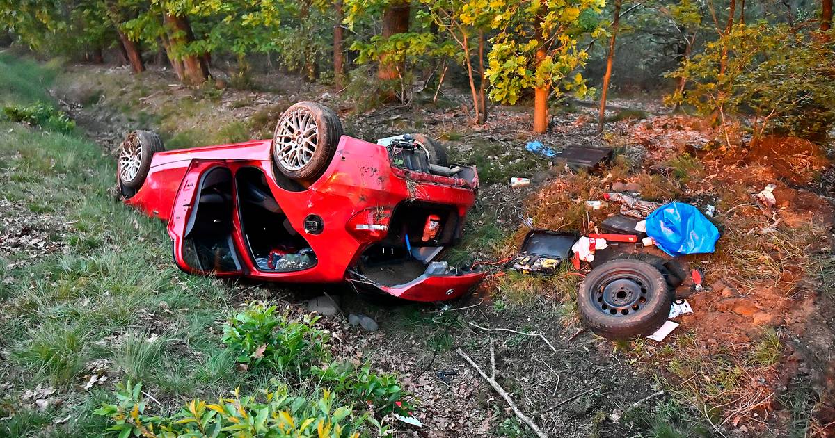 Vrouw veroorzaakt botsing op A67 bij Steensel en wordt meegenomen door politie | 112 nieuws Eersel