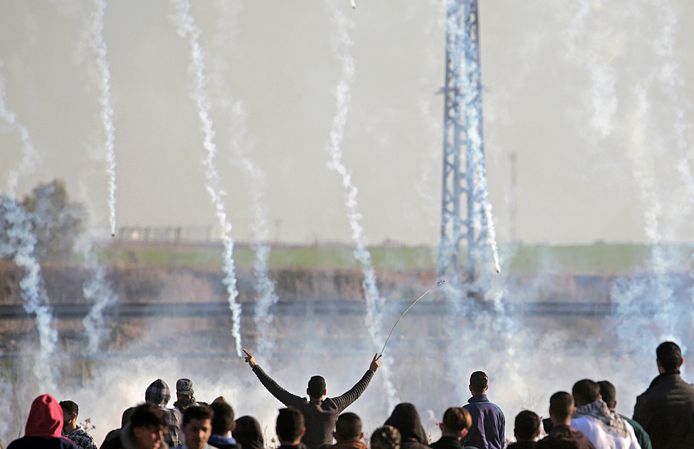 Palestijnse demonstranten omgeven door traangas dat het Israëlische leger gisteren inzette in de bezette gebieden.