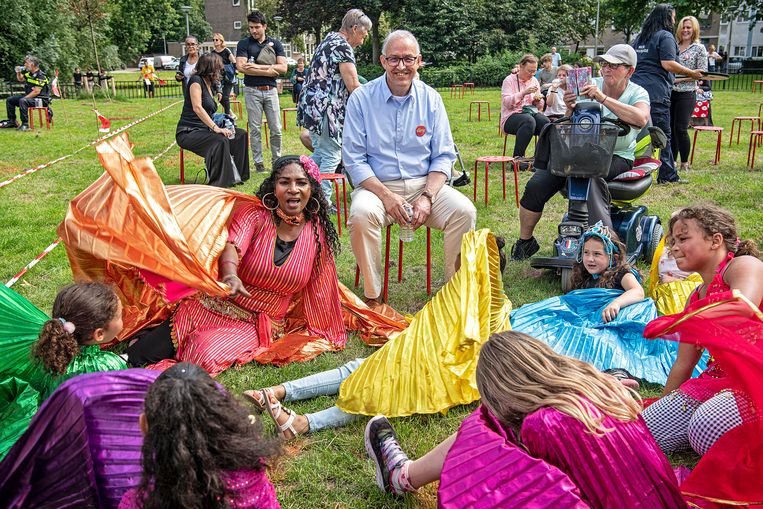 Aboutaleb ontmoet buurtbewoners op een feestelijke middag op het Amelandseplein. Beeld Guus Dubbelman / de Volkskrant