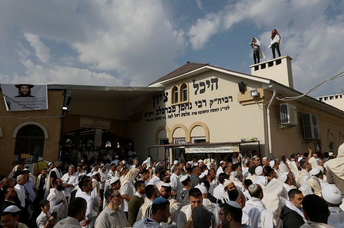 Joodse pelgrims bidden bij de tombe van rabbijn Nachman tijdens de viering van Rosj Hasjana, het Joods nieuwjaar, in Uman, Oekraïne een aantal jaar geleden.