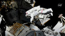 Astronauten vervangen een antenne bij het ISS (videostill, 2 december 2021).