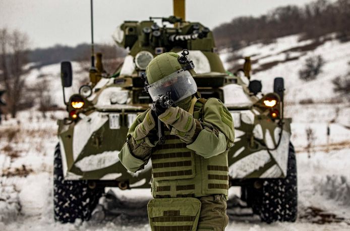 Archiefbeeld: een Russische soldaat tijdens een militaire oefening, net  voor de invasie van Oekraïne.