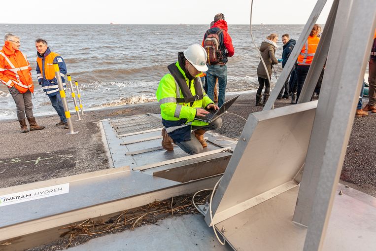 De metingen vinden voor het eerst plaats en de resultaten leveren inzichten op waar de hele Nederlandse kust baat bij zal hebben. Dit alles in het kader van het hoogwaterbeschermingsprogramma.  Beeld Harry Cock / de Volkskrant