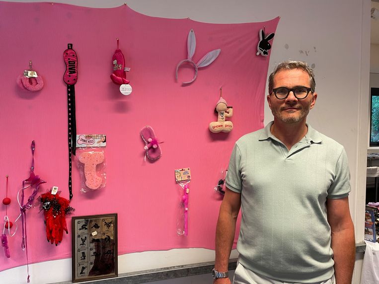 Koen Goemans van Opnieuw & Co: ‘Een groep klanten komt voor de sexy lingerie, en misschien ook voor een zweepje of handboeien. Maar er zijn ook enthousiastelingen die het om de boekjes te doen is.’ Beeld Manon Commeyne
