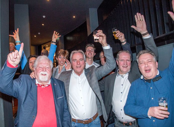 Hans Smolders viert zijn overwinning in Tilburg.