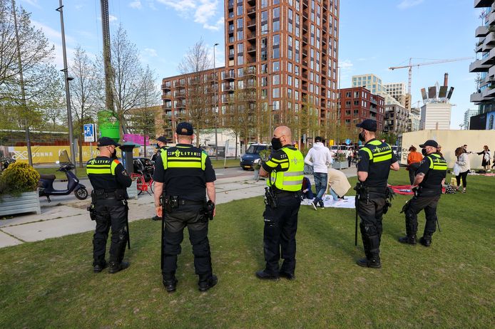 EINDHOVEN - Op het Ketelhuisplein in Eindhoven werd het dinsdagavond te druk met mensen die van het mooie weer wilden genieten op Koningsdag. Drie mensen zijn aangehouden omdat zij niet luisterden naar een vordering.