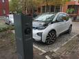 Op de parking van het stadhuis kunnen tegelijk twee elektrische of hybride wagens opladen.