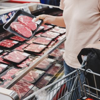 We eten minder vlees, maar het is nog steeds te veel