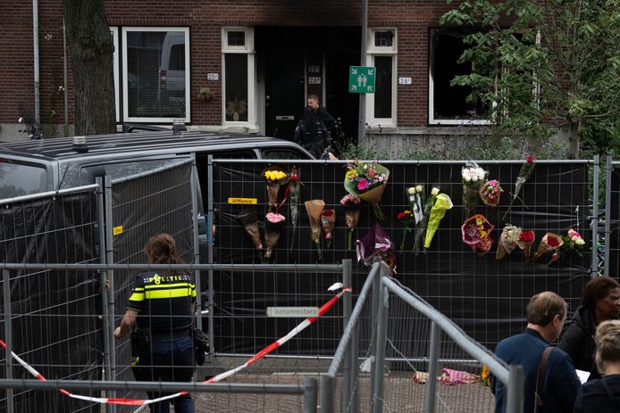 Politie en bloemen aan het pand aan het Heiman Dullaertplein in Rotterdam, waar de dader een 39-jarige vrouw en haar 14-jarige dochter neerschoot. Daarna schoot hij in een leslokaal van het Erasmus Medisch Centrum een 43-jarige huisarts en docent neer.