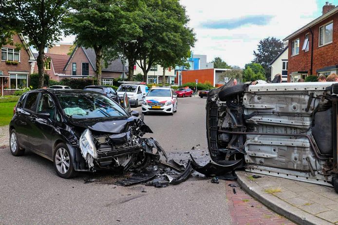 Bij een aanrijding in een woonwijk in Apeldoorn is woensdag aan het eind van de middag een automobilist gewond geraakt. Het voertuig van de bestuurder kwam door de botsing op de zijkant terecht.