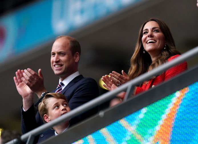 Prins William, prins George en Kate juichen het Britse team toe