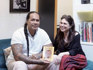 Tattootanne van Bodydesign Gent nodigt als eerste een Polynesische tatoeëerder uit in België: “Het geheel vertelt een verhaal”