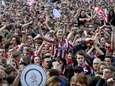 Honderden PSV-supporters verzamelen zich in Barcelona bij Port Vell