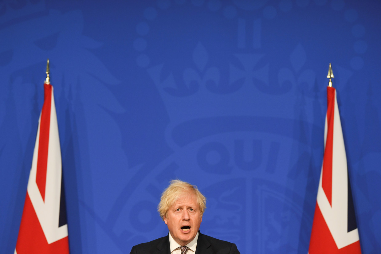 Boris Johnson tijdens de persconferentie maandag over de versoepelingen.  Beeld Reuters